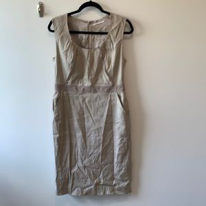 Great work dress with pockets and unique detailing.